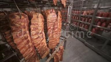 食品入库，仓库.. 肉制品，挂在肉库货架上的香肠，冷藏柜..
